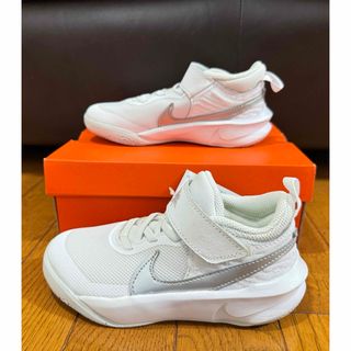 ナイキ(NIKE)の17.5cm NIKE チーム ハッスル D　ホワイト(スニーカー)