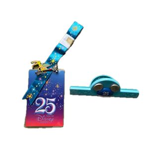 ディズニー(Disney)の⭐️パスケース&ピンバッチ 25周年ディズニースペシャルナイト非売品&クリップ(キャラクターグッズ)