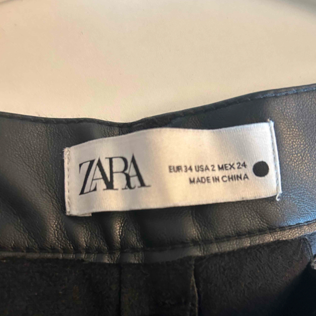 ZARA(ザラ)のZARA フェイクレザーパンツ　34インチ レディースのパンツ(デニム/ジーンズ)の商品写真