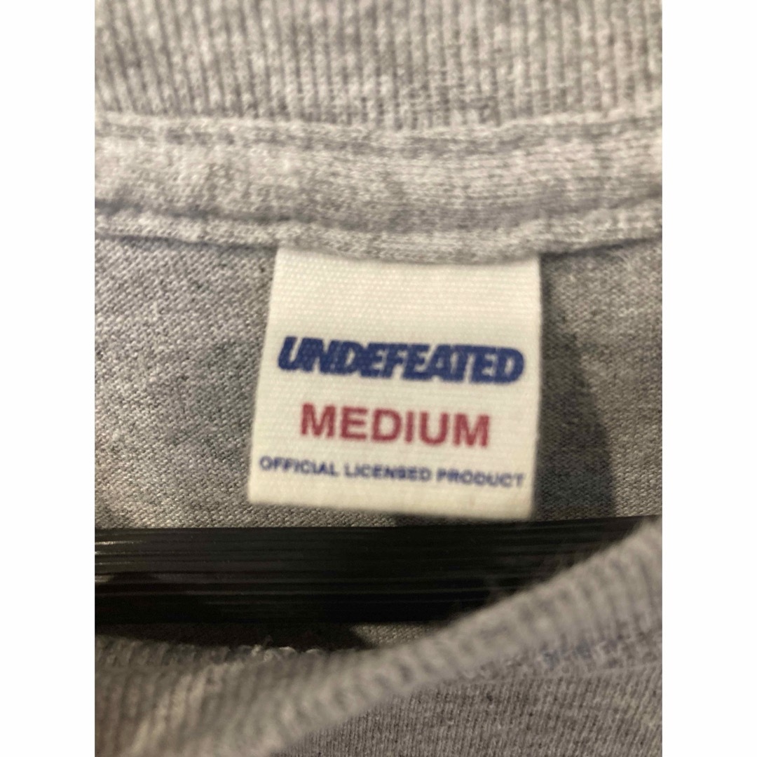 UNDEFEATED(アンディフィーテッド)のUNDEFEATED ロゴ Tシャツ グレー M メンズのトップス(Tシャツ/カットソー(半袖/袖なし))の商品写真