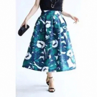 【新品タグ付き】鮮やかに華やぐ　ふんわりシルエットのミディアムグリーンスカート