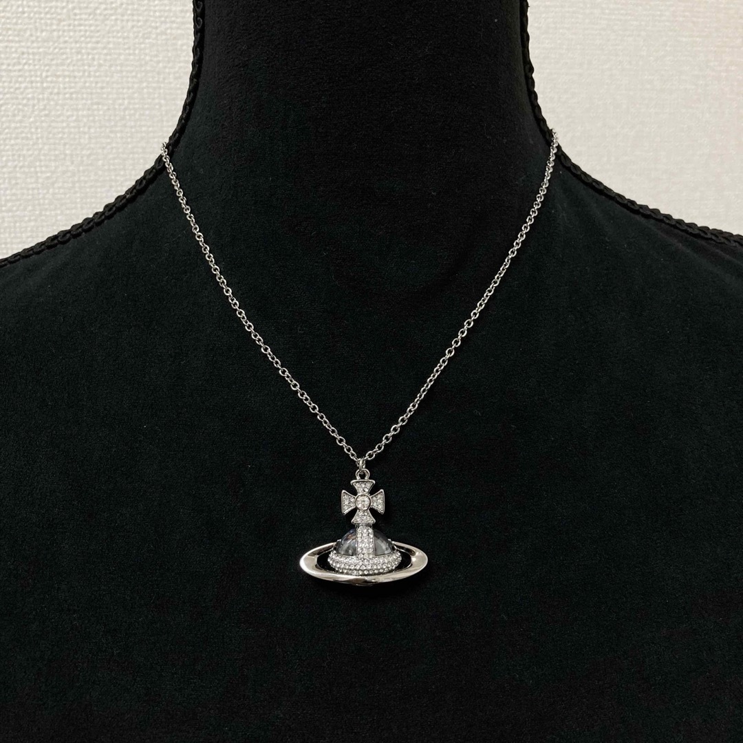 Vivienne Westwood(ヴィヴィアンウエストウッド)のヴィヴィアン　半立体オーブラージネックレス　シルバー レディースのアクセサリー(ネックレス)の商品写真