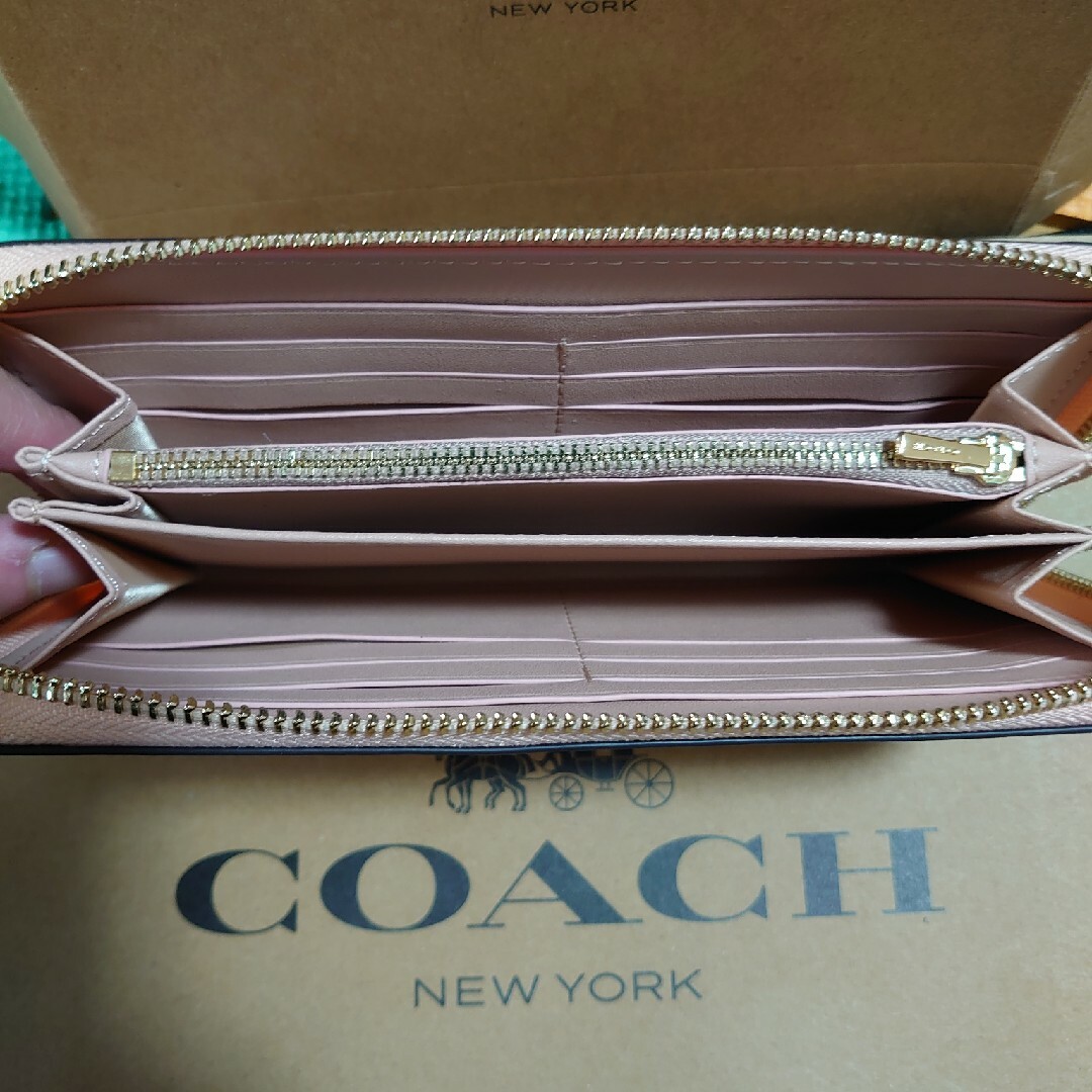 COACH(コーチ)のCOACH　新品　未使用　レディース　ピンク　花柄 レディースのファッション小物(財布)の商品写真