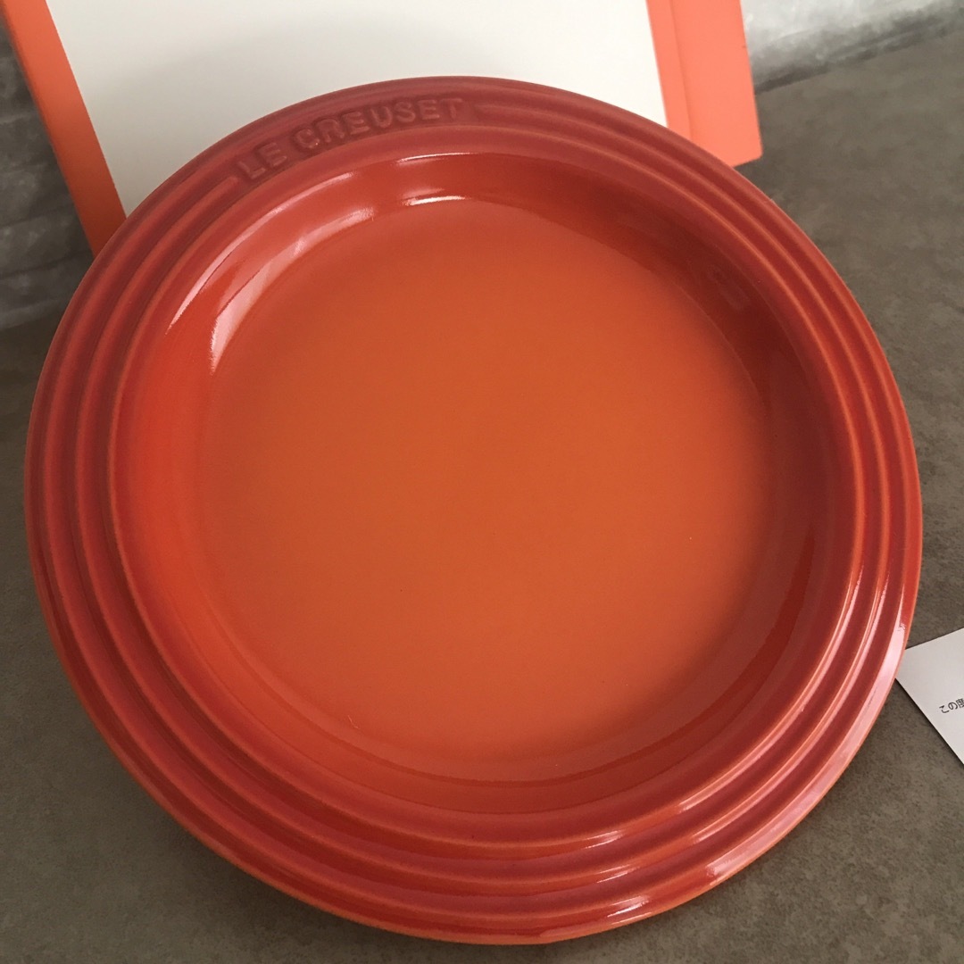 LE CREUSET(ルクルーゼ)の新品　ル・クルーゼ　ラウンドプレート　18 オレンジ インテリア/住まい/日用品のキッチン/食器(食器)の商品写真