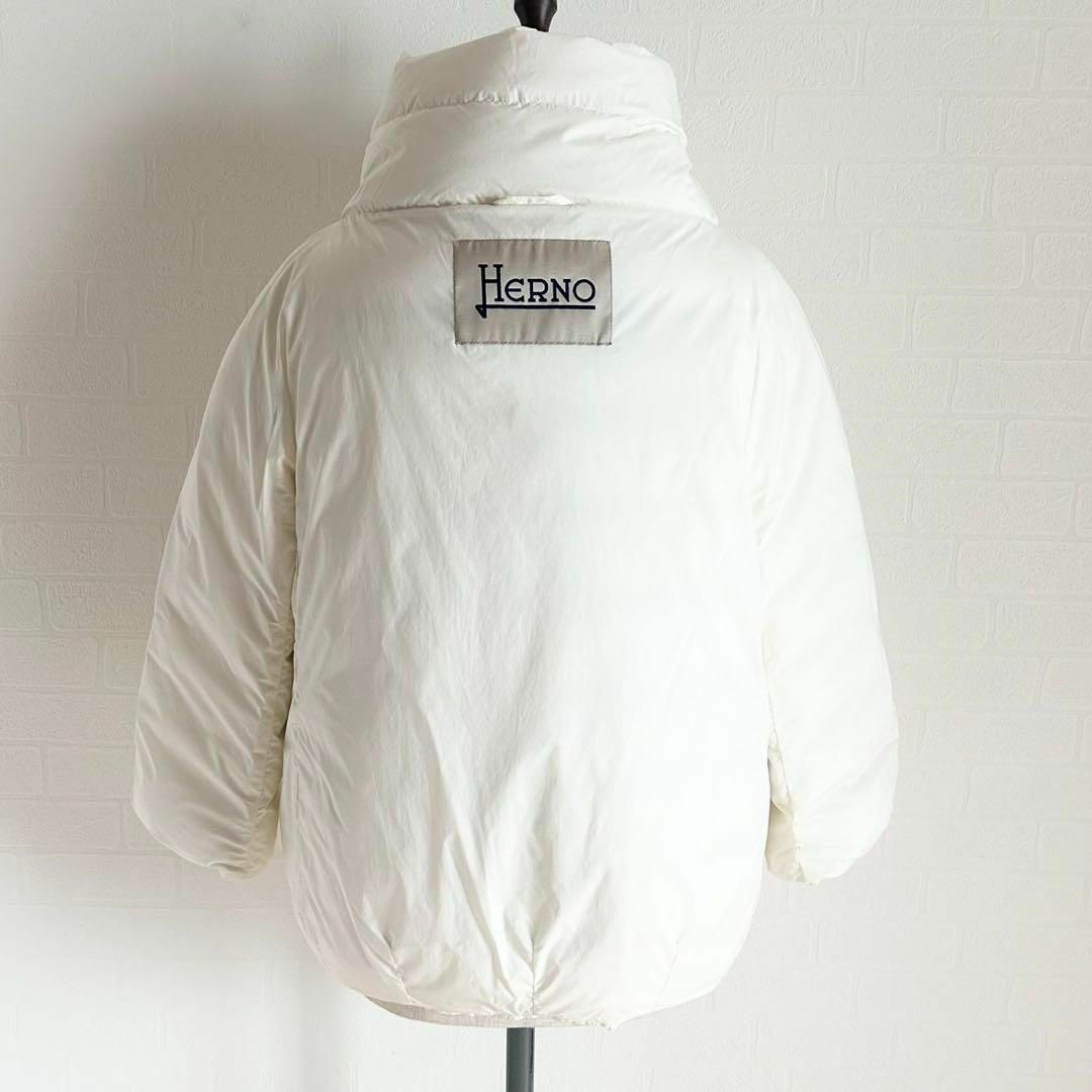 HERNO(ヘルノ)の美品✨HERNO  ショートダウンコート　ホワイト　44 レディースのジャケット/アウター(ダウンジャケット)の商品写真