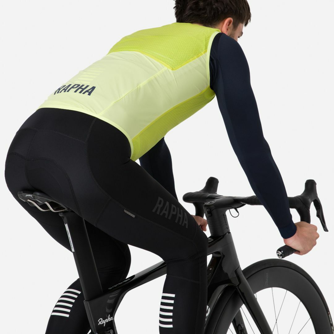 新品 Rapha メンズ プロチーム インサレーティッド ジレ Mサイズ ライム スポーツ/アウトドアの自転車(ウエア)の商品写真