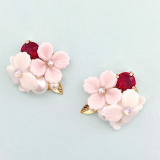 ピンク　ホワイト　お花　クレイフラワー　スワロ　ビジュー　ピアス　イヤリング(ピアス)