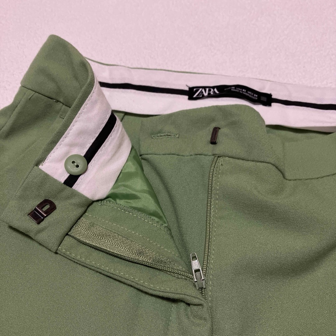 ZARA(ザラ)のZARA ザラ　レディース　パンツ　グリーン　緑　34 XSサイズ　スリット レディースのパンツ(カジュアルパンツ)の商品写真