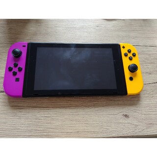 ニンテンドースイッチ(Nintendo Switch)の任天堂Switch 本体と専用ドッグ(家庭用ゲーム機本体)