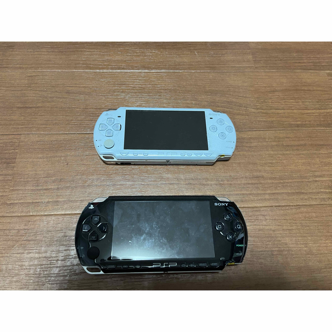 SONY(ソニー)のPSP1000  2000  2台ジャンク品とアダプター エンタメ/ホビーの雑誌(ゲーム)の商品写真