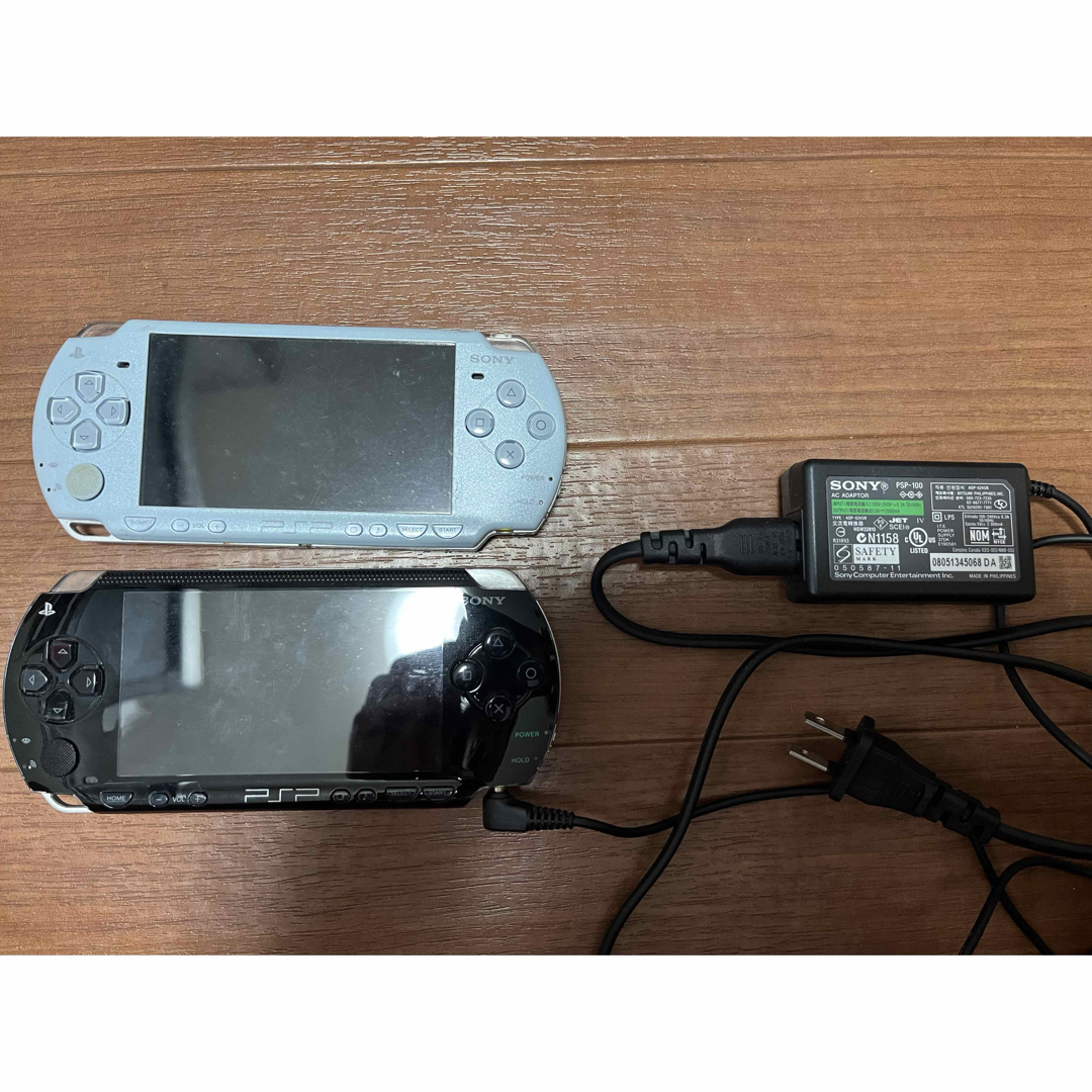 SONY(ソニー)のPSP1000  2000  2台ジャンク品とアダプター エンタメ/ホビーの雑誌(ゲーム)の商品写真