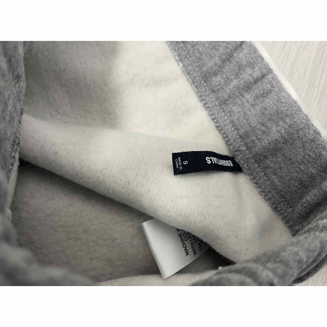 FEAR OF GOD(フィアオブゴッド)の【新品 Sサイズ】fog essentials グレー スウェットハーフパンツ メンズのパンツ(ショートパンツ)の商品写真