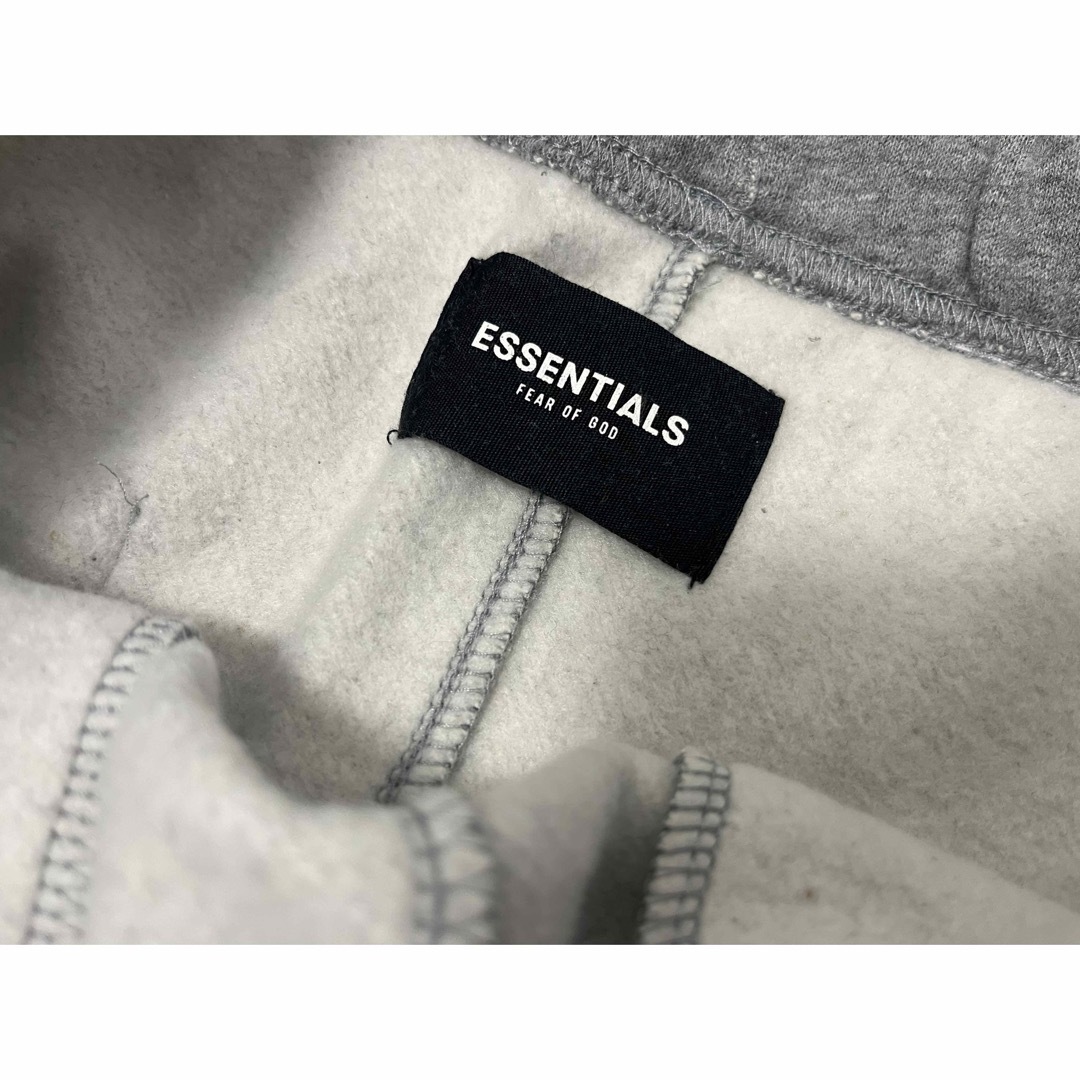 FEAR OF GOD(フィアオブゴッド)の【新品 Sサイズ】fog essentials グレー スウェットハーフパンツ メンズのパンツ(ショートパンツ)の商品写真