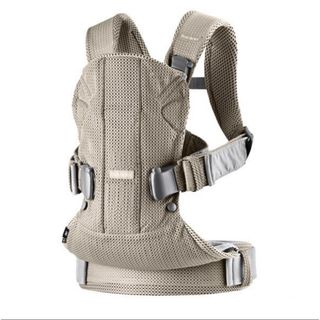 ベビービョルン(BABYBJORN)の【美品】ベビービョルン　抱っこ紐　ワンカイエアー　グレージュ(抱っこひも/おんぶひも)