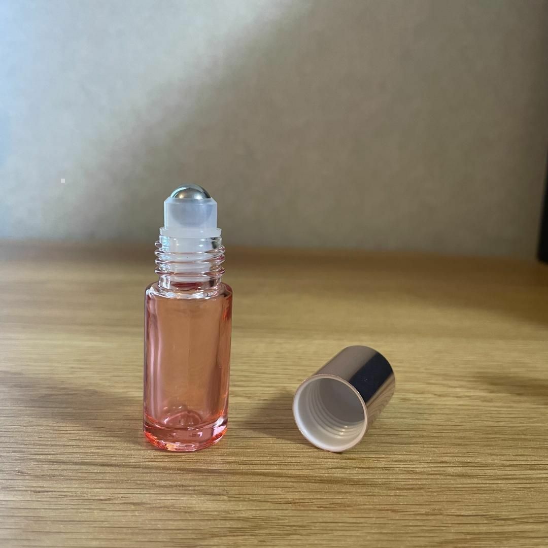 ロールオンボトル 5ml 5本 ピンク 遮光 ガラス アロマ  精油  小分け コスメ/美容のリラクゼーション(アロマグッズ)の商品写真