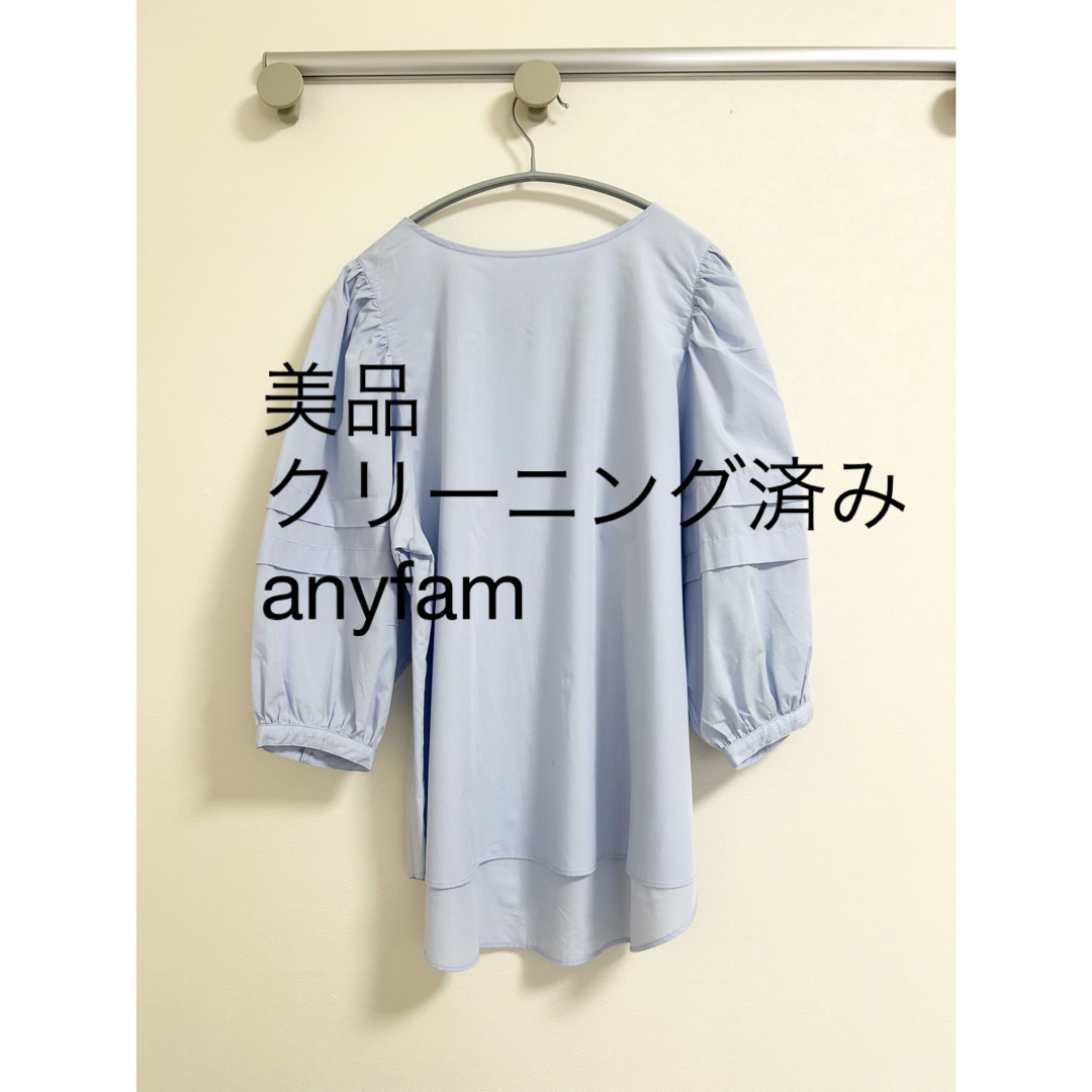 anySiS(エニィスィス)の【クリーニング済/美品】anyfam ブルーブラウス　シャツ　カットソー　水色 レディースのトップス(シャツ/ブラウス(長袖/七分))の商品写真