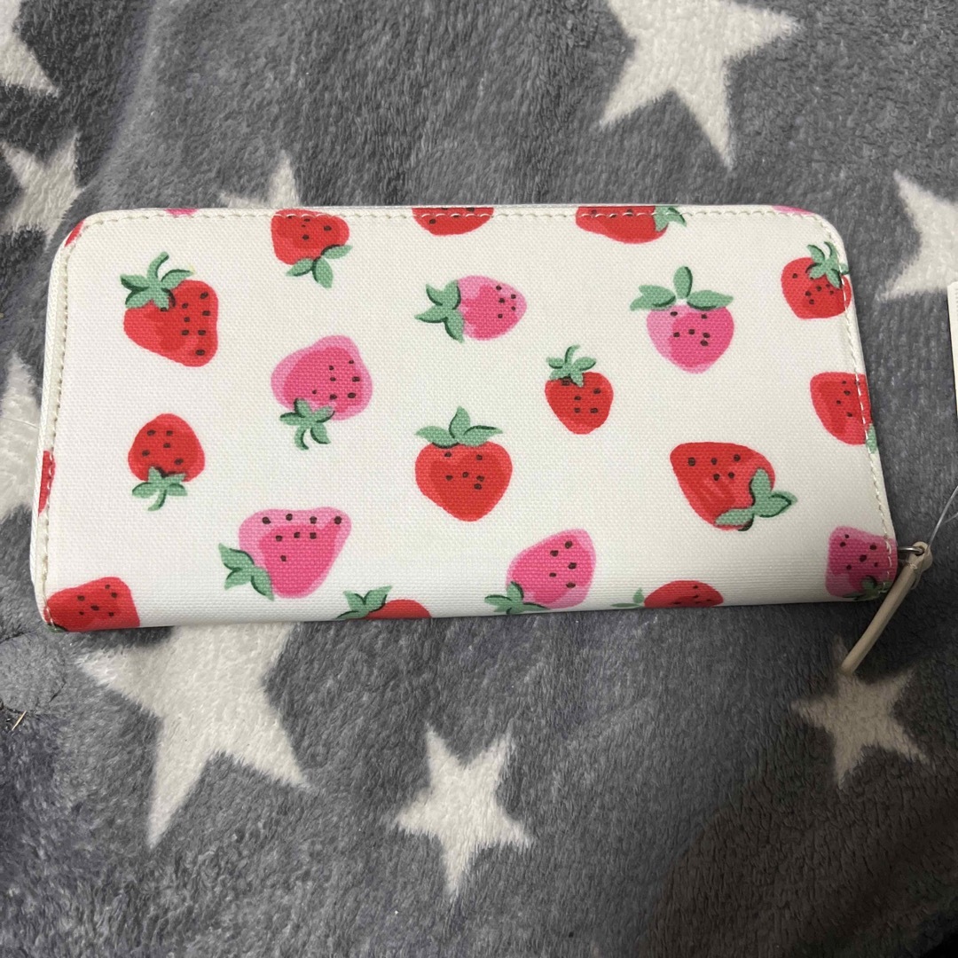 Cath Kidston(キャスキッドソン)のcath kidston いちご　長財布 レディースのファッション小物(財布)の商品写真