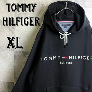 トミーヒルフィガー(TOMMY HILFIGER)の定番人気 美品 トミーヒルフィガー パーカー 刺繍センターロゴ ブラック XL(パーカー)