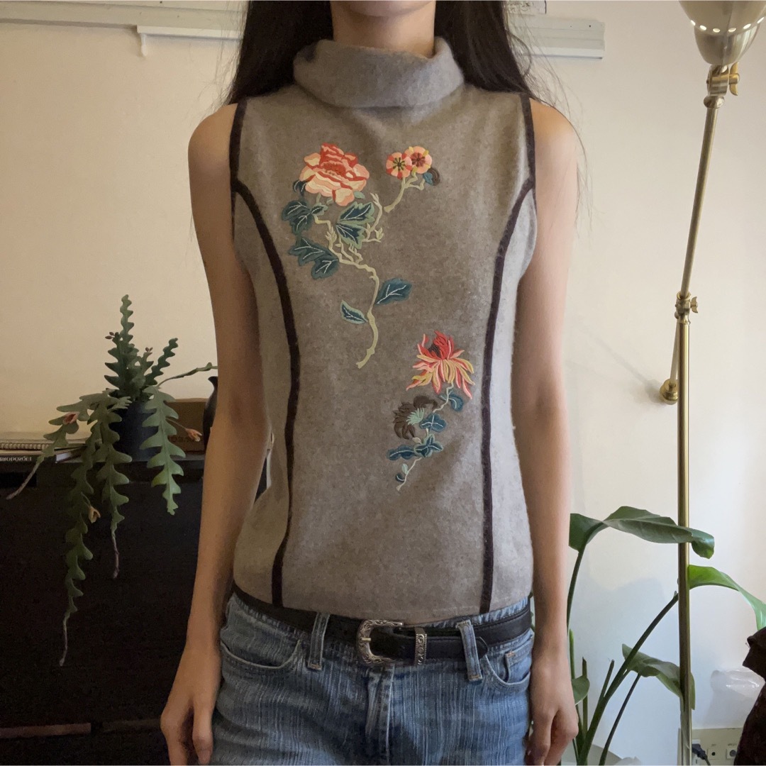 VIVIENNE TAM(ヴィヴィアンタム)のVIVIENNE TAM 花刺繍 ノースリーブ レディースのトップス(タンクトップ)の商品写真