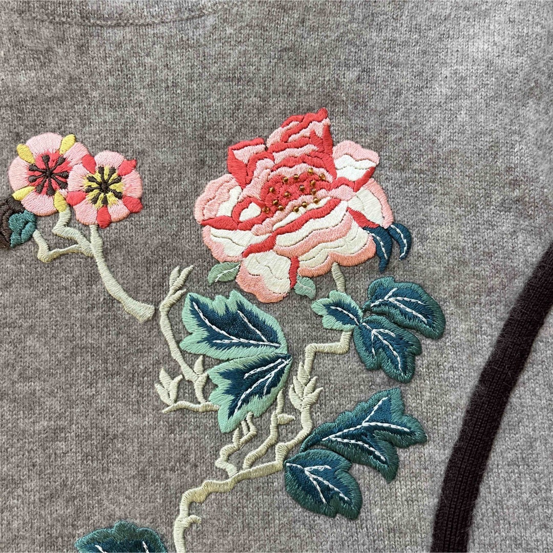 VIVIENNE TAM(ヴィヴィアンタム)のVIVIENNE TAM 花刺繍 ノースリーブ レディースのトップス(タンクトップ)の商品写真