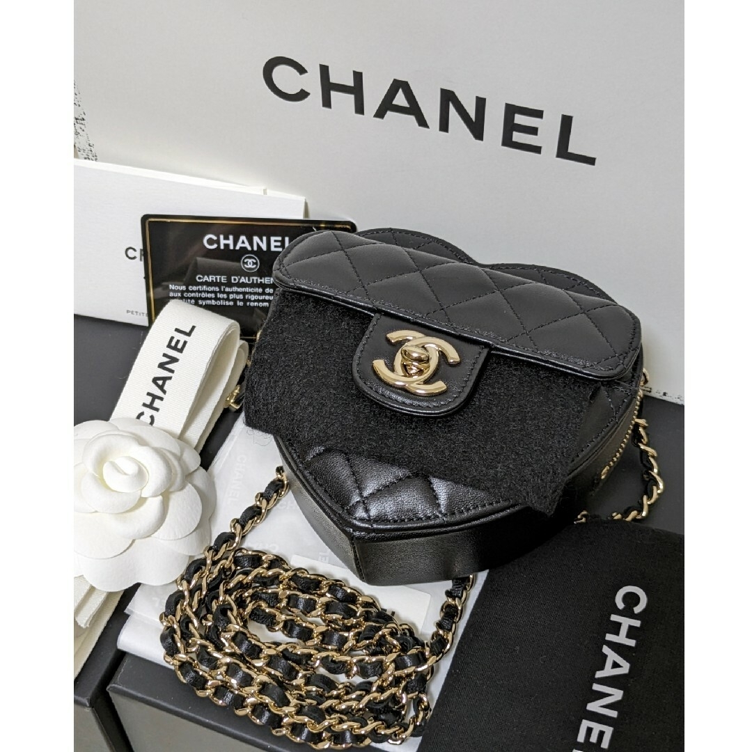 CHANEL(シャネル)の【新品】CHANEL　シャネル マトラッセ ハートチェーンショルダー 黒 レディースのバッグ(ショルダーバッグ)の商品写真