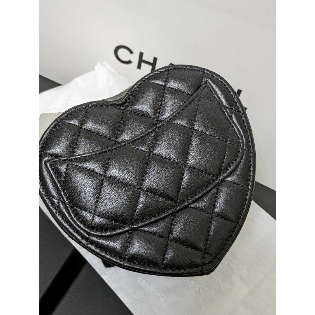 CHANEL(シャネル)の【新品】CHANEL　シャネル マトラッセ ハートチェーンショルダー 黒 レディースのバッグ(ショルダーバッグ)の商品写真