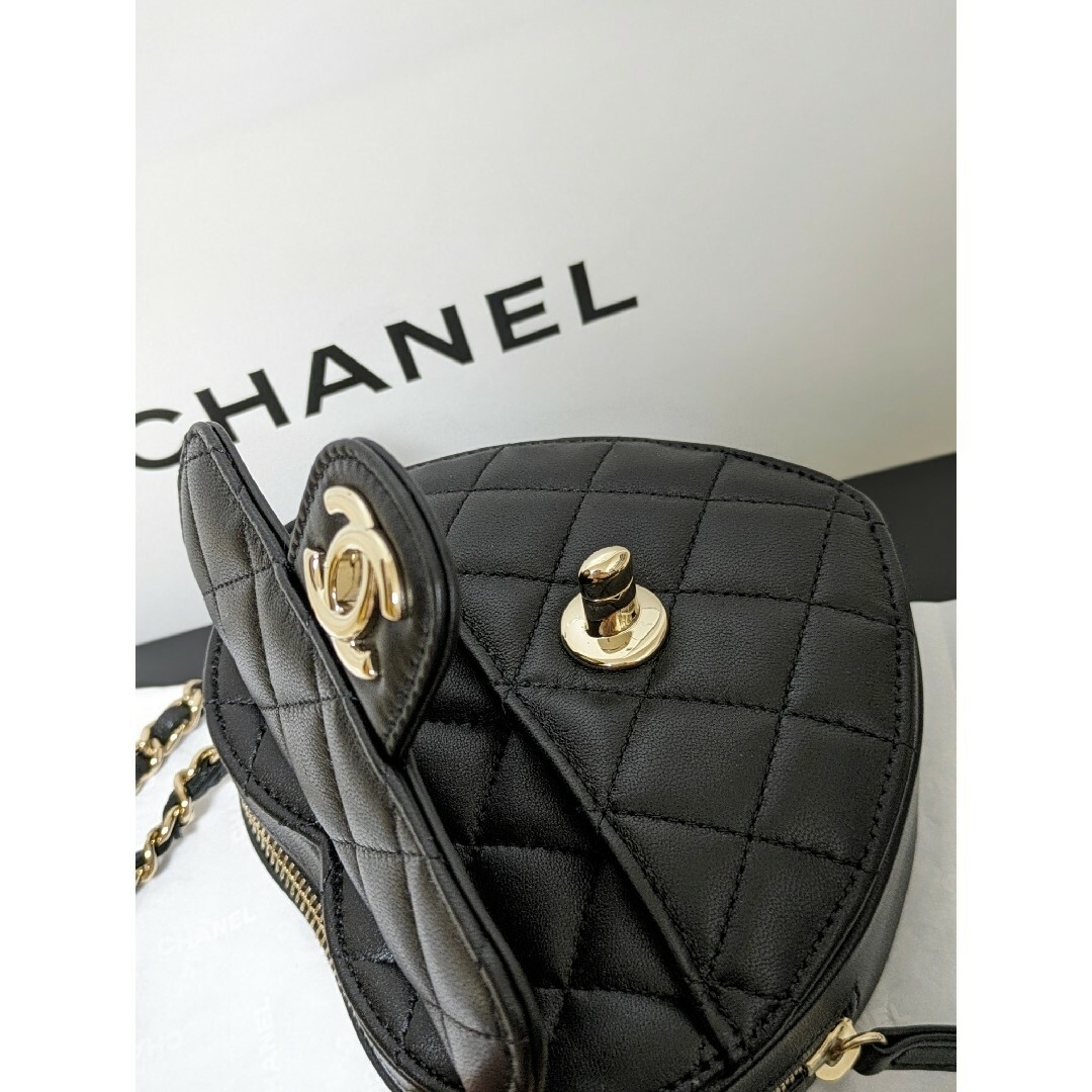 CHANEL(シャネル)の【新品】CHANEL　シャネル マトラッセ ハートチェーンショルダー 黒 レディースのバッグ(ショルダーバッグ)の商品写真