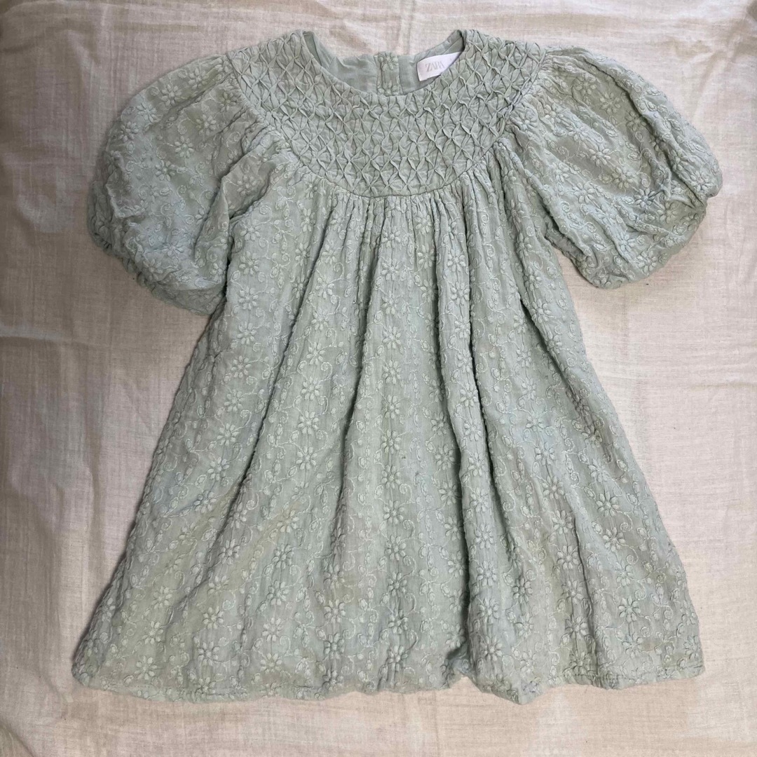 ZARA KIDS(ザラキッズ)のzara✳︎刺繍ワンピース　ミント　100cm キッズ/ベビー/マタニティのキッズ服女の子用(90cm~)(ワンピース)の商品写真