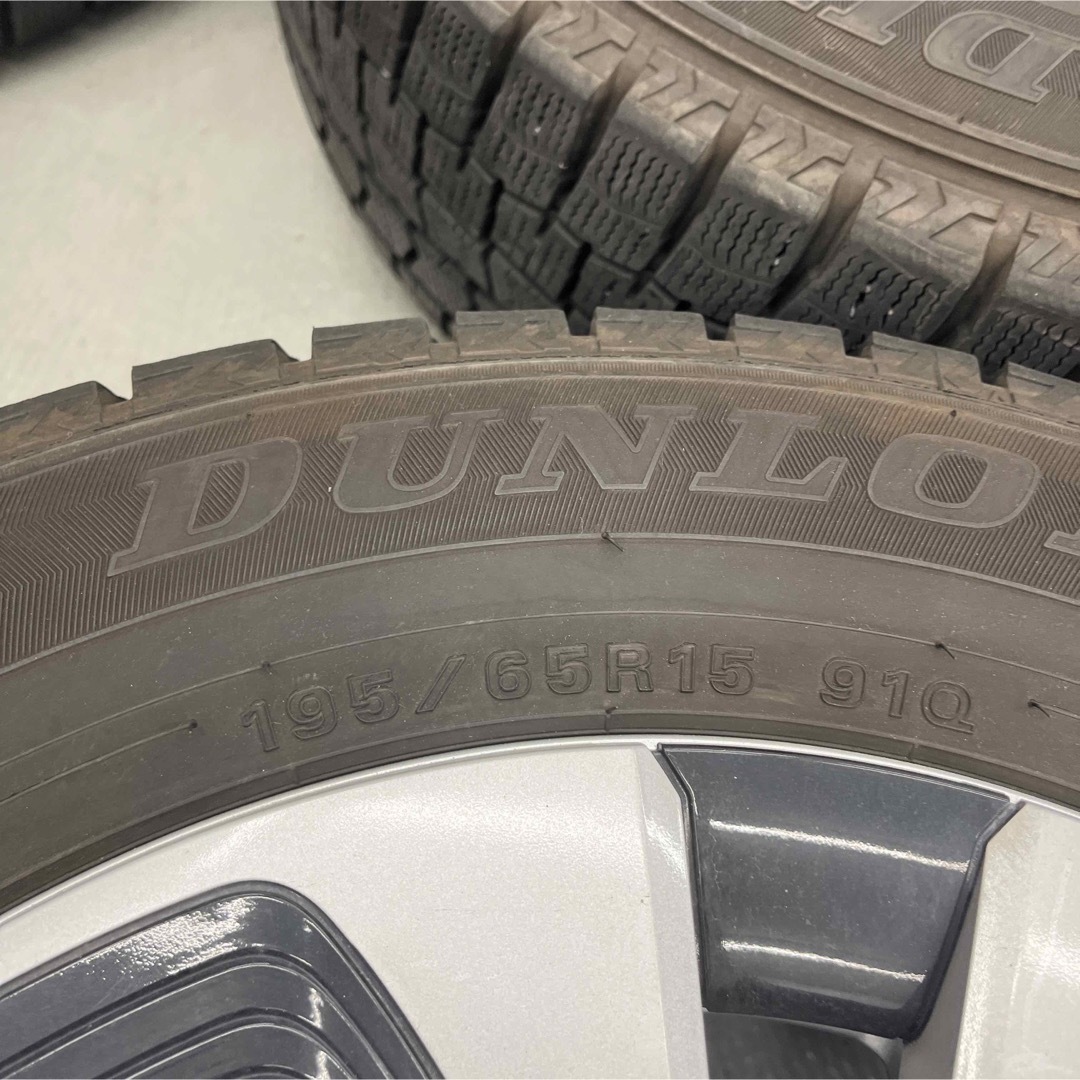 DUNLOP(ダンロップ)のトヨタプリウスPHV純正アルミスタッドレスタイヤ付195/65R15 自動車/バイクの自動車(タイヤ・ホイールセット)の商品写真