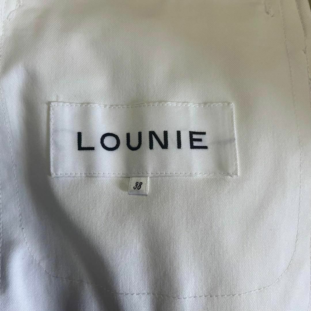 LOUNIE(ルーニィ)の未使用タグ付き【LOUNIE】ストレッチ白ブレザー  ダブルボタン 装飾ボタン レディースのジャケット/アウター(テーラードジャケット)の商品写真