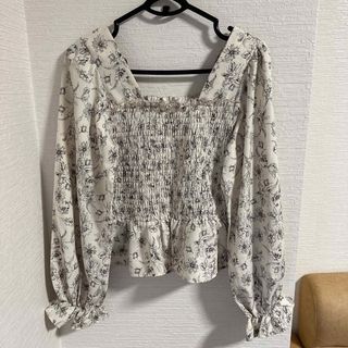 ダブルクローゼット(w closet)のw closet 花柄　ブラウス(シャツ/ブラウス(長袖/七分))