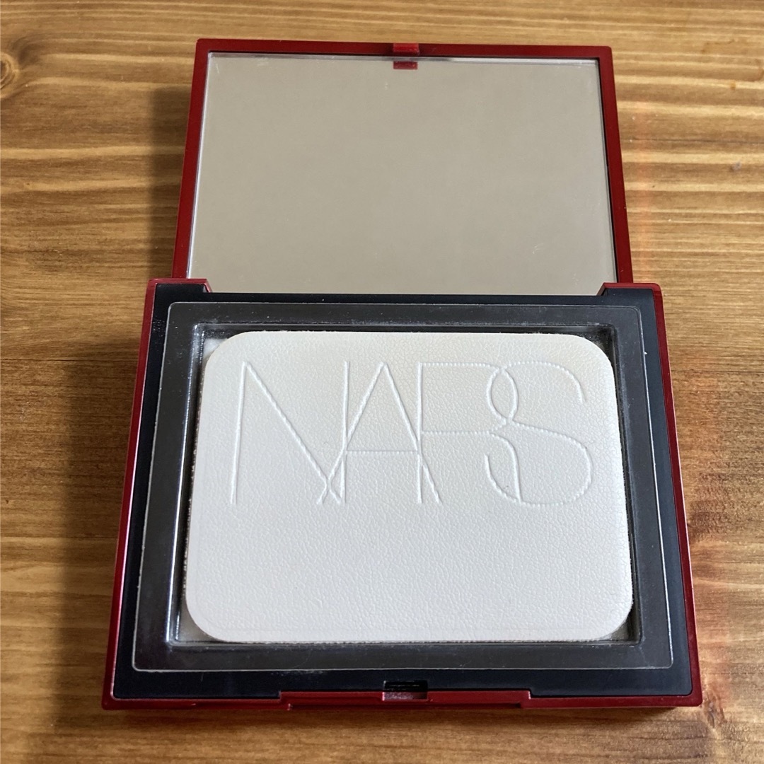 NARS(ナーズ)のNARS  ライトリフレクティングセッティングパウダー　プレスト　N コスメ/美容のベースメイク/化粧品(フェイスパウダー)の商品写真