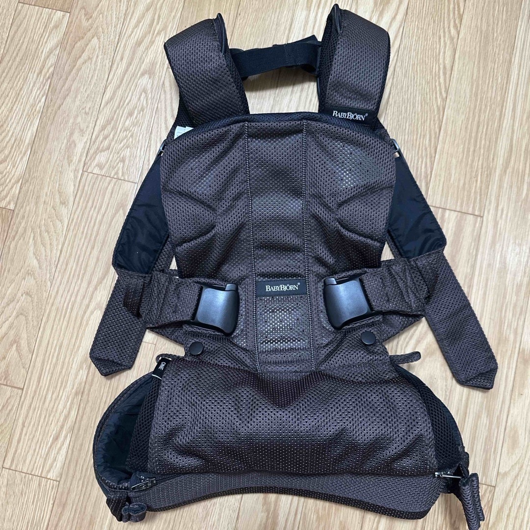 BABYBJORN(ベビービョルン)のベビービョルン ONE ブラウンメッシュ キッズ/ベビー/マタニティのキッズ/ベビー/マタニティ その他(その他)の商品写真