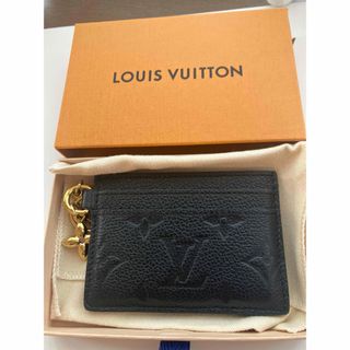 ルイヴィトン(LOUIS VUITTON)のルイヴィトン  カードケース ポルトカルト LV チャーム　アンプラント(パスケース/IDカードホルダー)