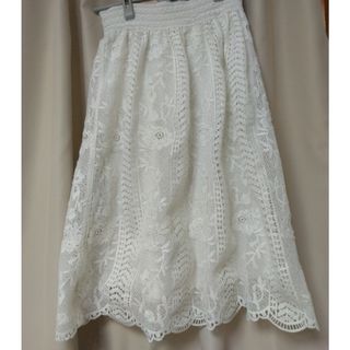 フェリシモ(FELISSIMO)のFELISSIMO　白いスカート　M(ひざ丈スカート)