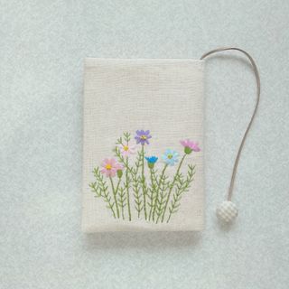 文庫本刺繍のブックカバー　コスモス(ブックカバー)