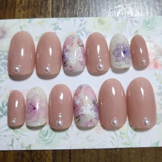 No.985♡ネイルチップ　シンプル　お花柄　蝶々　ピンクベージュ　キラキラ(ネイルチップ)