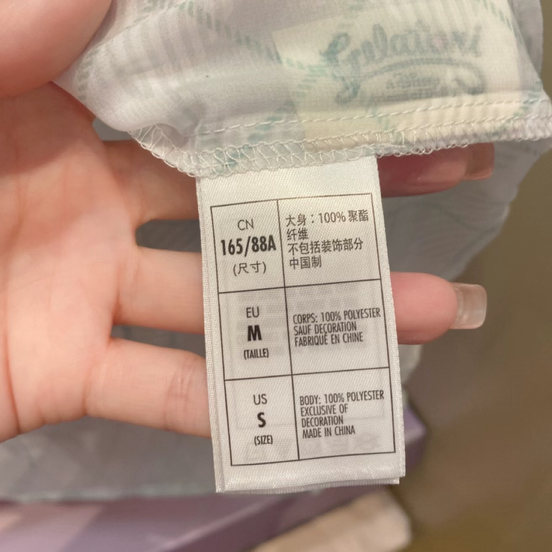 上海ディズニー　ジェラトーニ　バッグプリントシフォン生地　長袖シャツ レディースのトップス(シャツ/ブラウス(長袖/七分))の商品写真