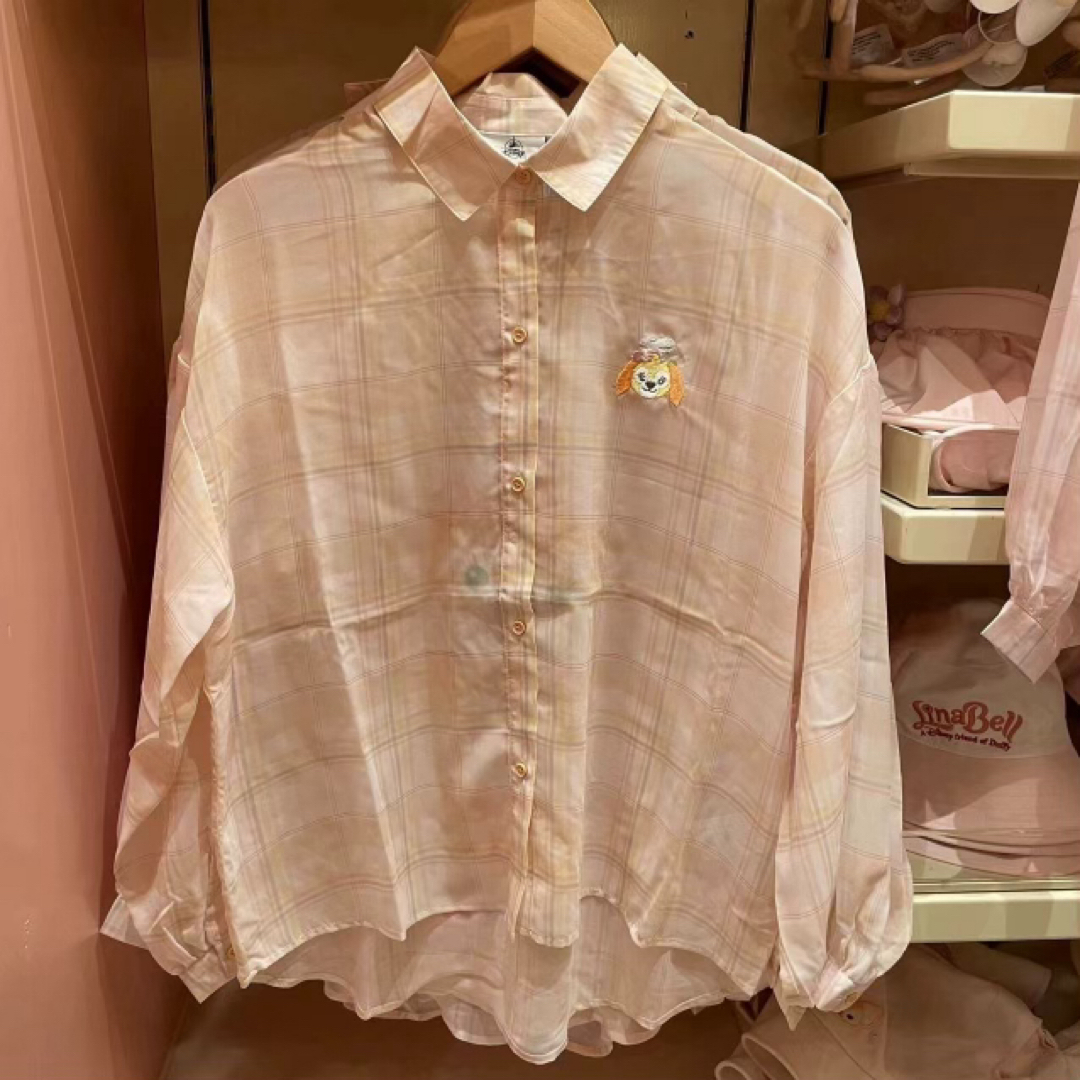 上海ディズニー　クッキーアン　バッグプリントシフォン生地　長袖シャツ レディースのトップス(シャツ/ブラウス(長袖/七分))の商品写真