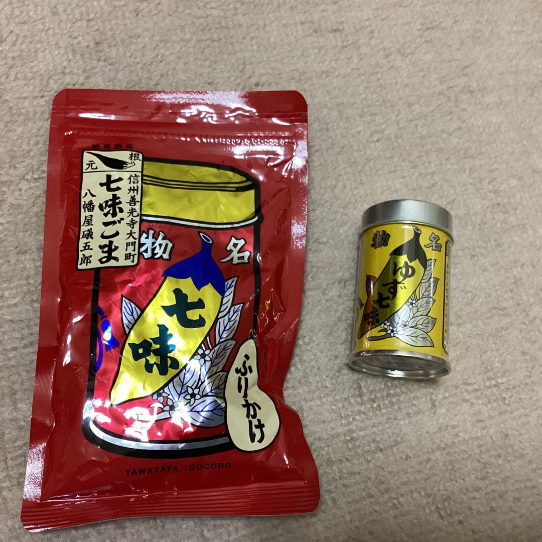 八幡屋磯五郎　ゆず七味12g缶　／　七味ごまふりかけ　60g 未開封　2点セット 食品/飲料/酒の食品(調味料)の商品写真