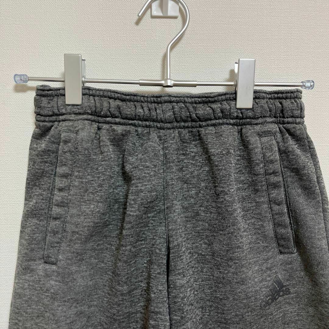 アディダス　adidas ハーフパンツ　130  グレー　スポーツ　ジュニア キッズ/ベビー/マタニティのキッズ服男の子用(90cm~)(パンツ/スパッツ)の商品写真