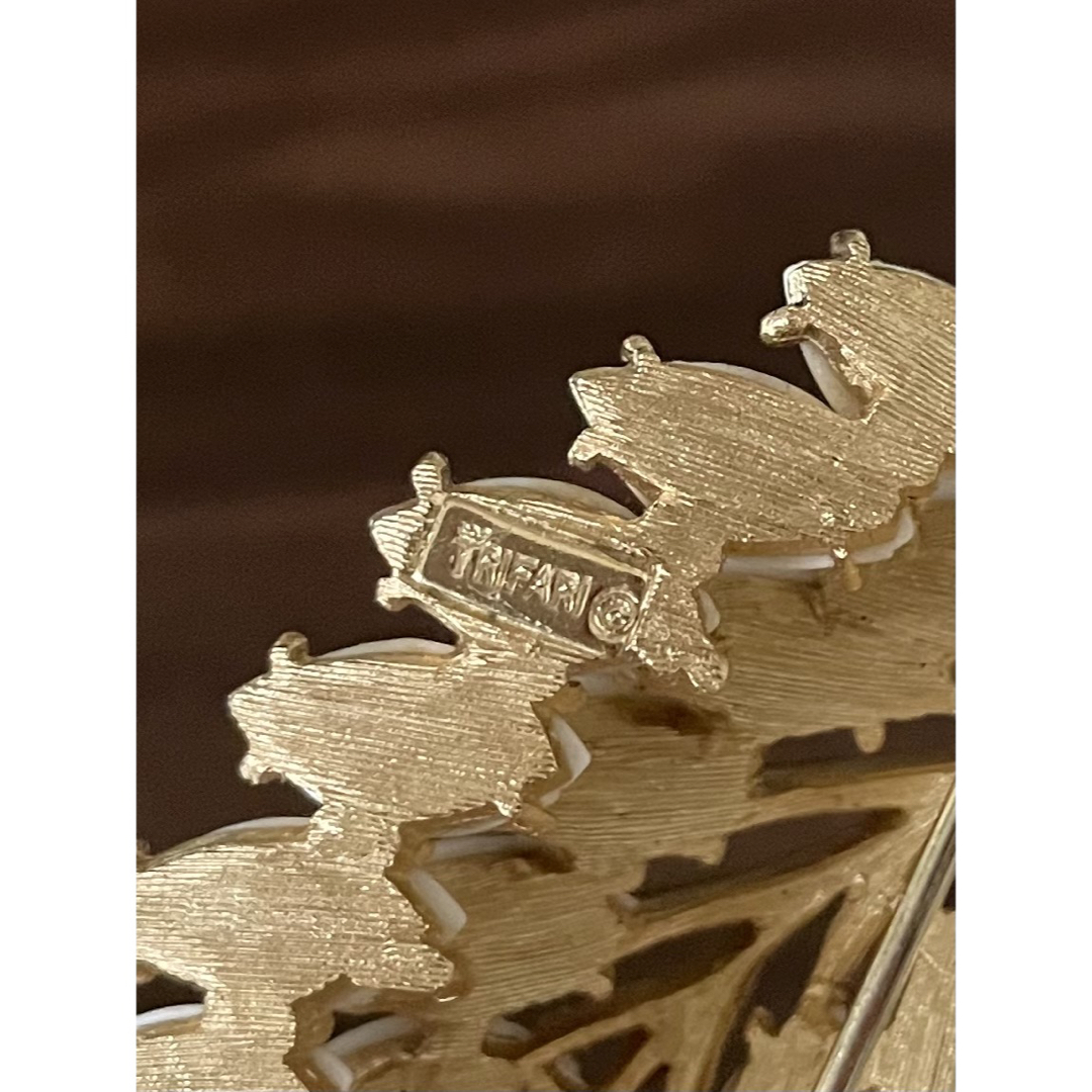 希少　トリファリ　ブローチ　ミルクガラス　ヴィンテージ レディースのアクセサリー(ブローチ/コサージュ)の商品写真