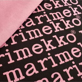 マリメッコ(marimekko)のキャンバス生地　帆布　マリメッコ風　ロゴ柄　ピンク×黒　145×50㎝(生地/糸)