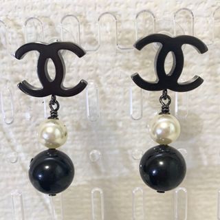 シャネル(CHANEL)のCHANEL ココマーク スイングピアス ブラック B15V(ピアス)