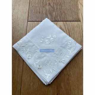 ウェッジウッド(WEDGWOOD)の新品!送料込み⭐️ウエッジウッド　ハンカチ　ワイルドストロベリー　ホワイト　刺繍(ハンカチ)