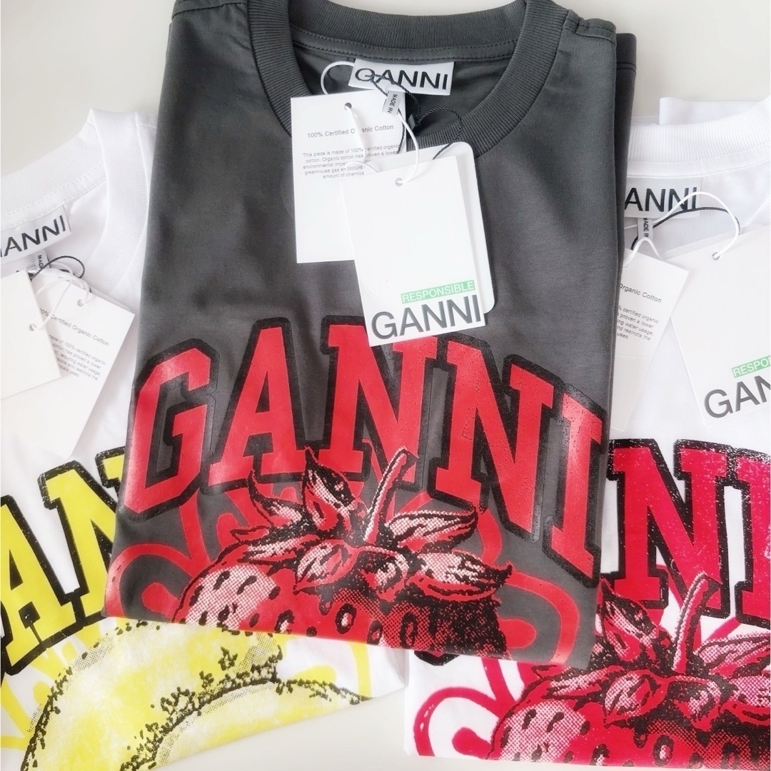 Adam et Rope'(アダムエロぺ)のGANNI ガニー リラックス オーガニック コットン Tシャツ ストロベリー レディースのトップス(Tシャツ(半袖/袖なし))の商品写真