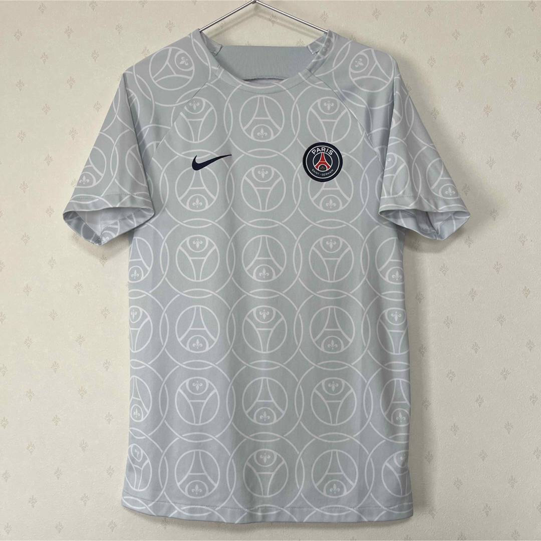 NIKE(ナイキ)のパリサンジェルマン PSG 22/23 プレマッチトップ  S スポーツ/アウトドアのサッカー/フットサル(ウェア)の商品写真