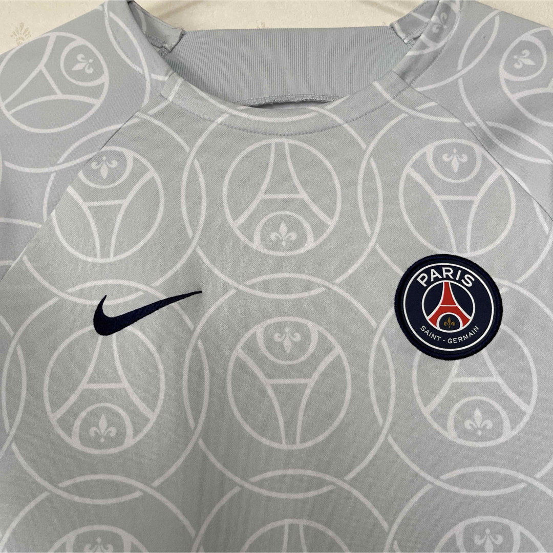 NIKE(ナイキ)のパリサンジェルマン PSG 22/23 プレマッチトップ  S スポーツ/アウトドアのサッカー/フットサル(ウェア)の商品写真