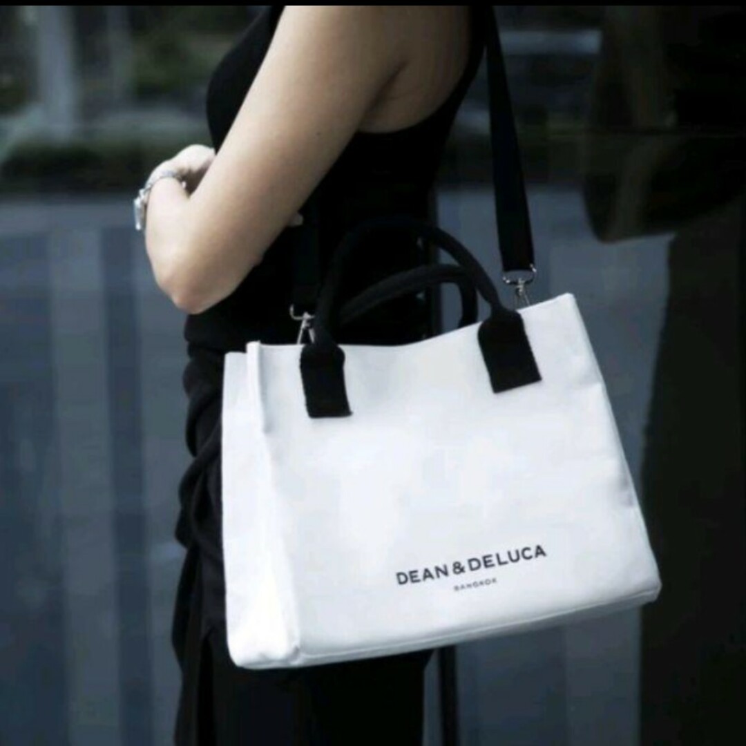 DEAN & DELUCA(ディーンアンドデルーカ)のDEAN&DELUCA  バッグ　白　タイ限定　日本未発売　ディーン＆デルーカ レディースのバッグ(トートバッグ)の商品写真