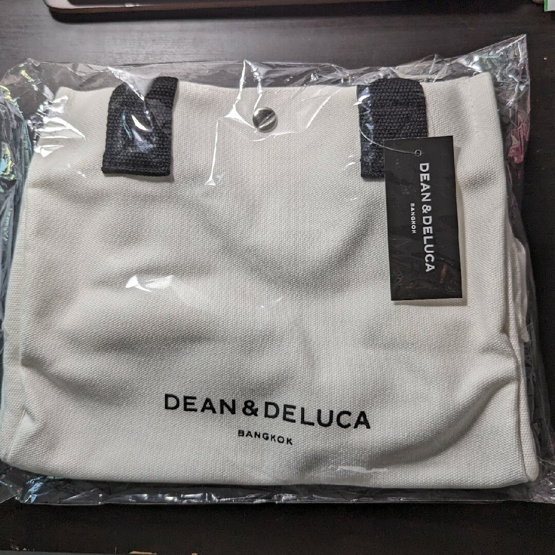 DEAN & DELUCA(ディーンアンドデルーカ)のDEAN&DELUCA  バッグ　白　タイ限定　日本未発売　ディーン＆デルーカ レディースのバッグ(トートバッグ)の商品写真